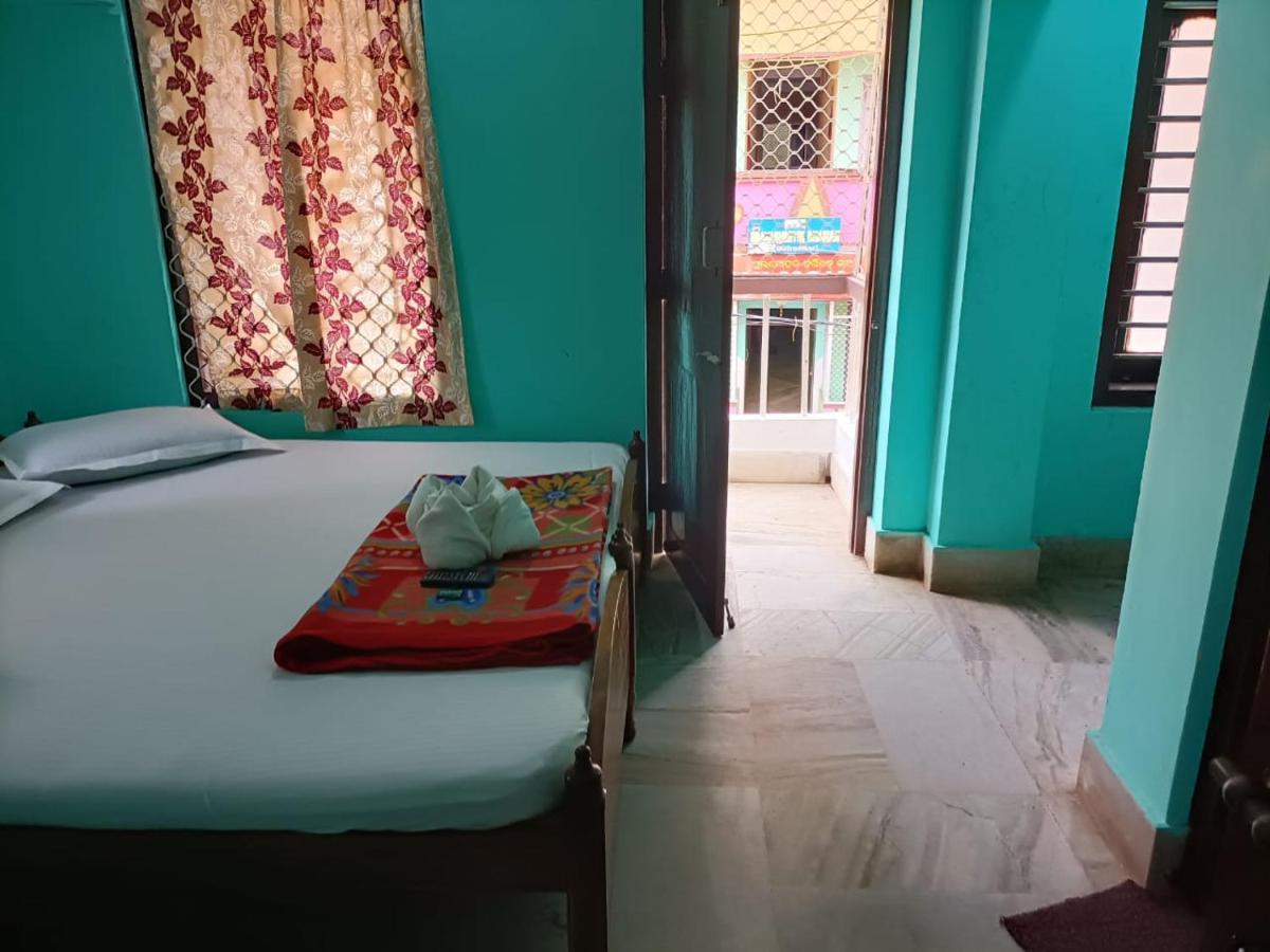 פורי Hotel Radha Krishna מראה חיצוני תמונה