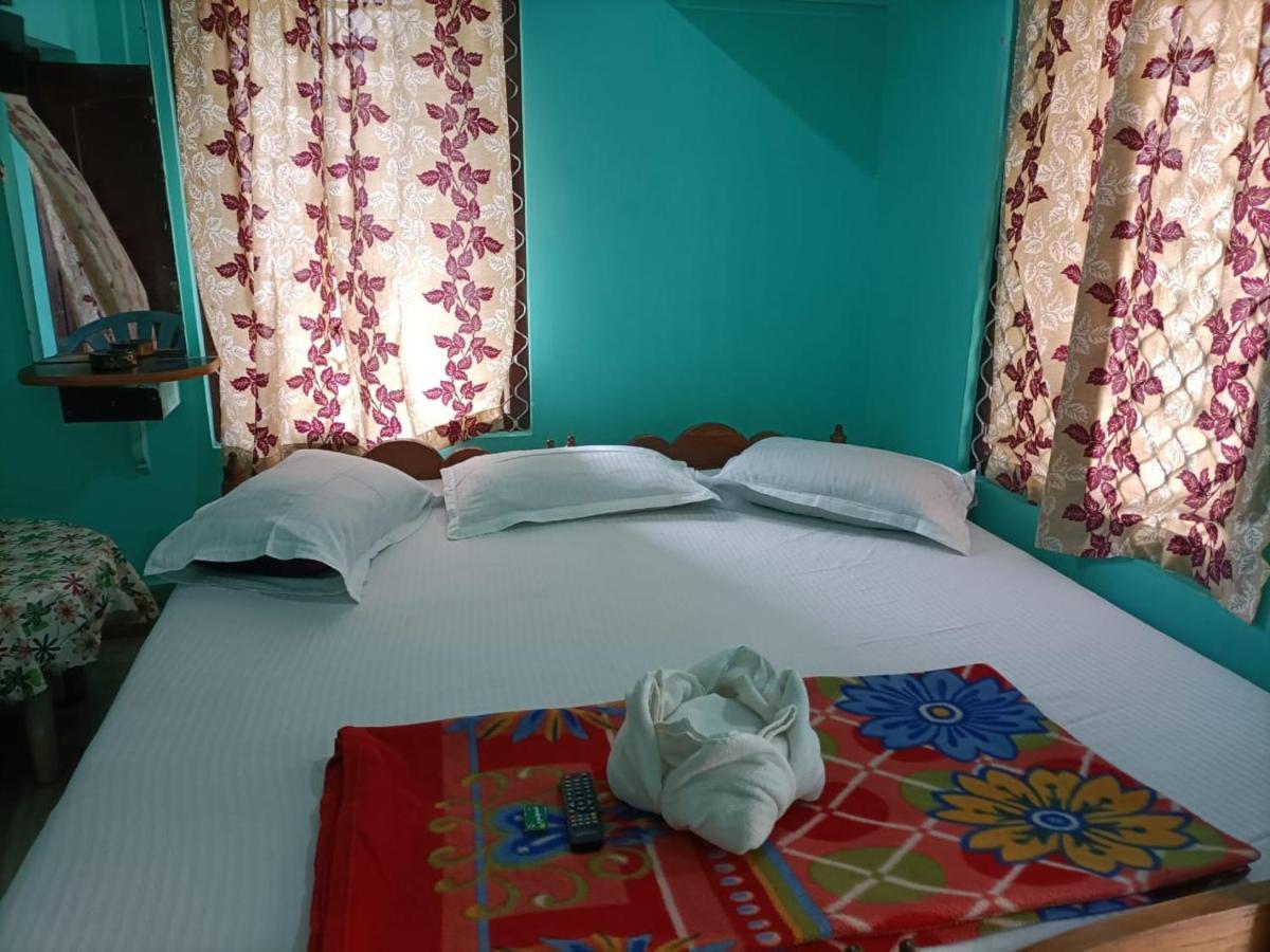 פורי Hotel Radha Krishna מראה חיצוני תמונה