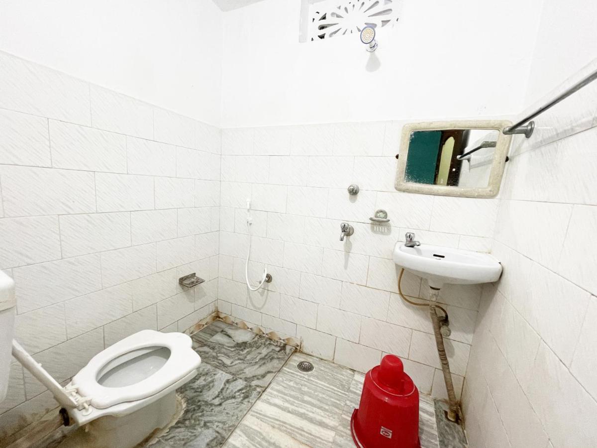 פורי Hotel Radha Krishna מראה חיצוני תמונה