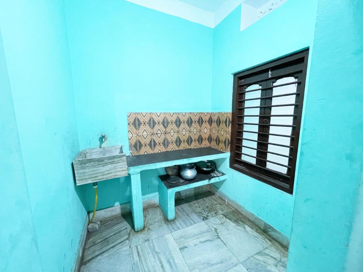 פורי Hotel Radha Krishna מראה חיצוני תמונה