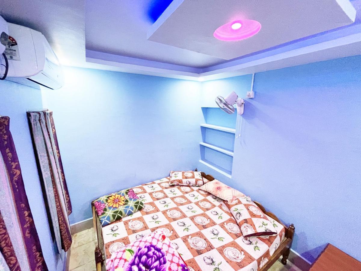פורי Hotel Radha Krishna מראה חיצוני תמונה