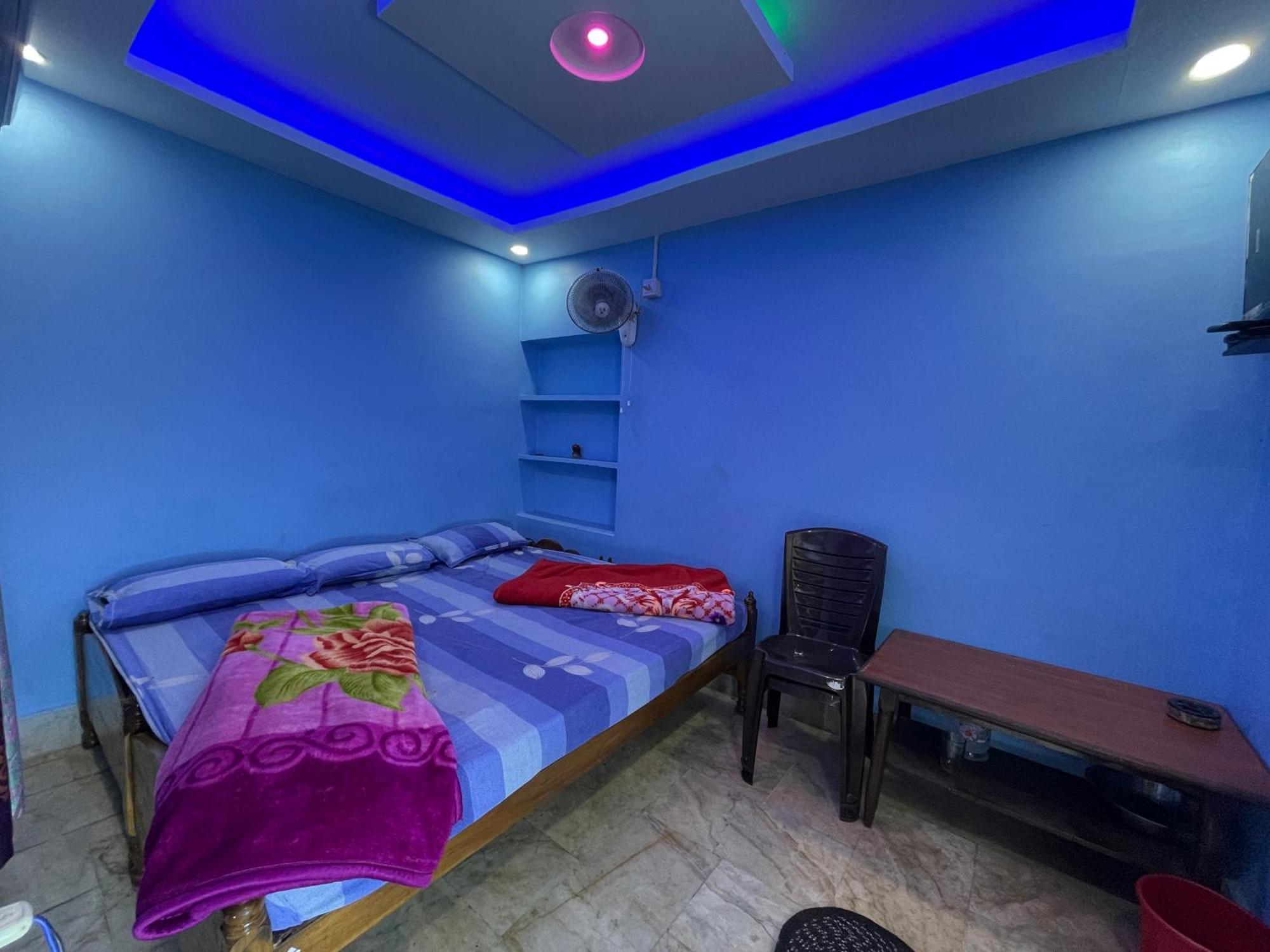 פורי Hotel Radha Krishna מראה חיצוני תמונה