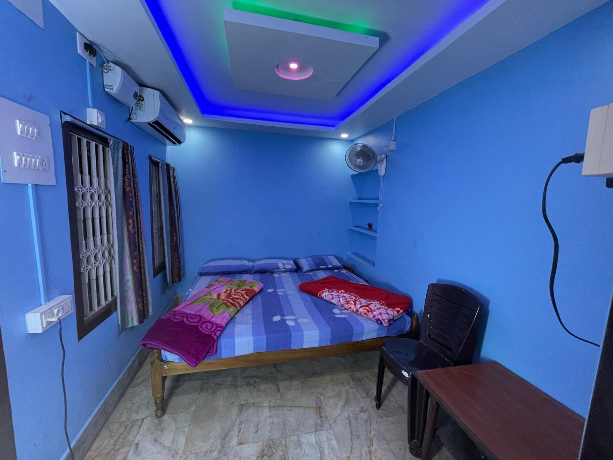 פורי Hotel Radha Krishna מראה חיצוני תמונה