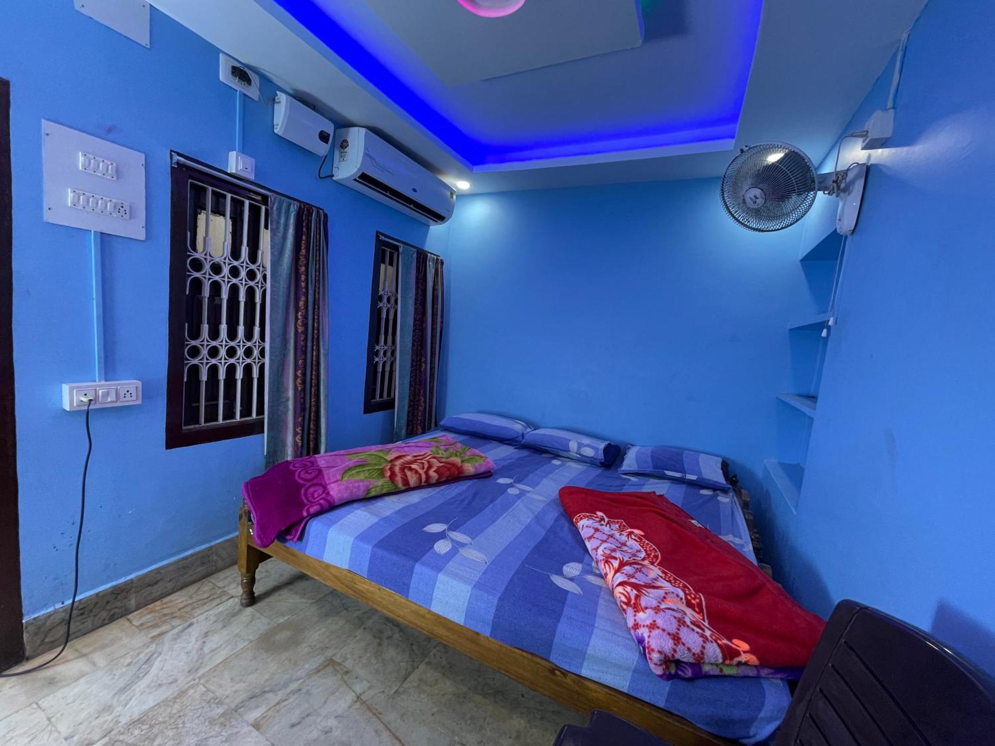 פורי Hotel Radha Krishna מראה חיצוני תמונה