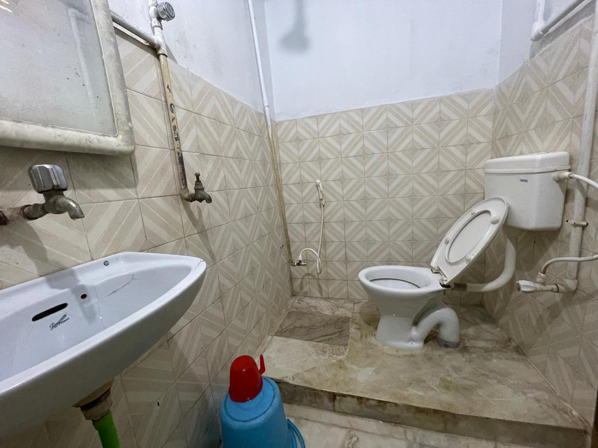 פורי Hotel Radha Krishna מראה חיצוני תמונה